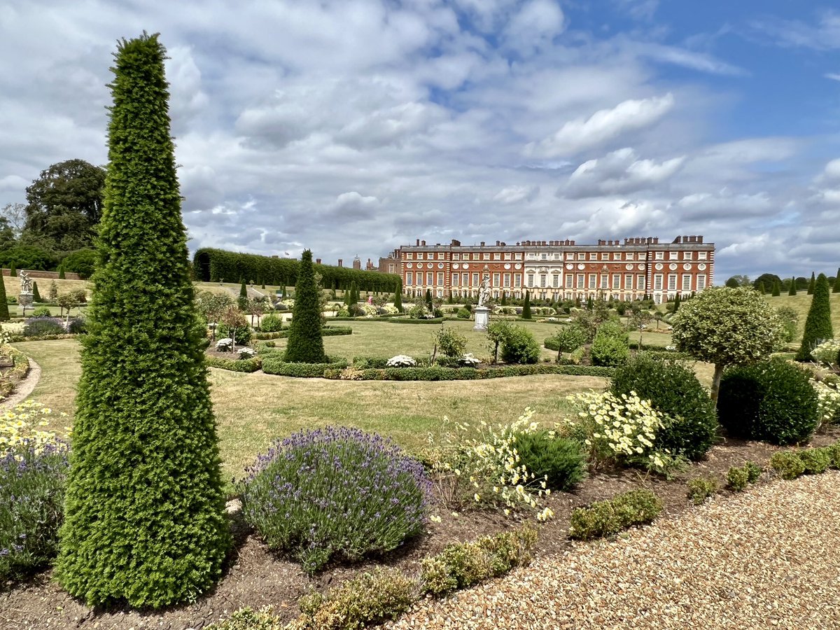 MajestyMagazine's tweet image. Passing through the privy garden at #HamptonCourtPalace earlier en route to #RHSHamptonCourt. Spectacular royal roses from DavidAustin and a riot of colour elsewhere.