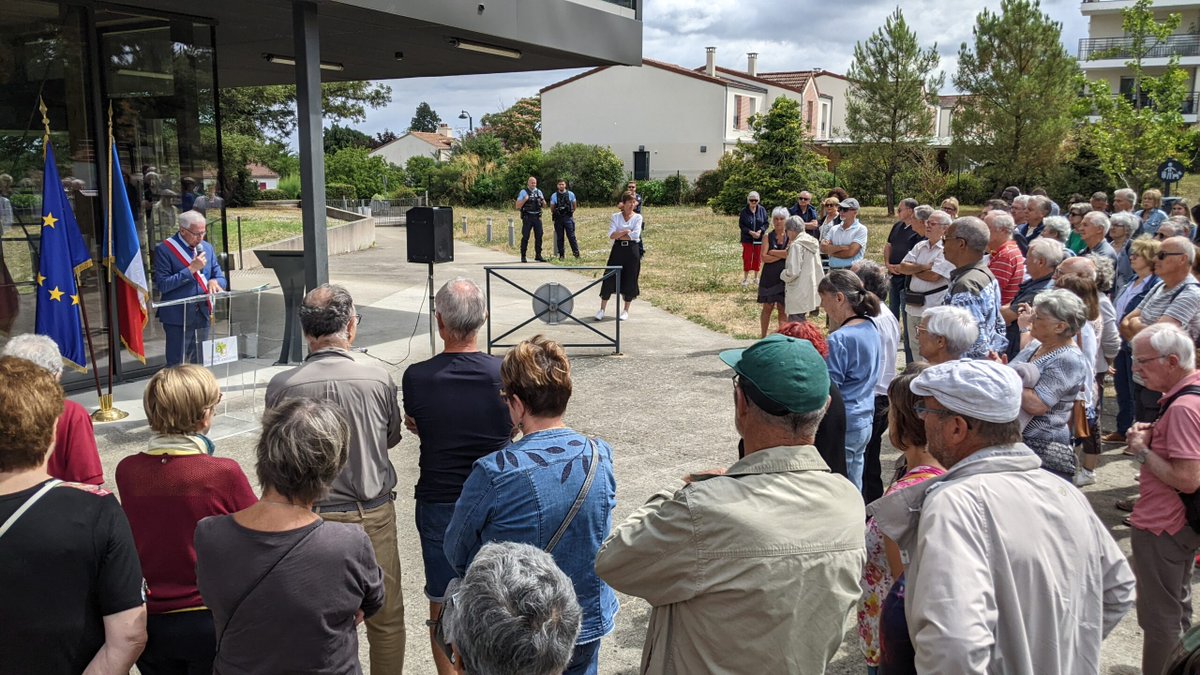"Force doit rester à la loi pour retrouver rapidement la paix civile". Alain VEY, maire de <a href="/BasseGoulaine/">Basse-Goulaine</a> a condamné fermement les violences dont est victime le pays et appelé au respect des élus et des institutions, devant de nombreux goulainais.
<a href="/l_amf/">AMF | Association des maires de France</a>
