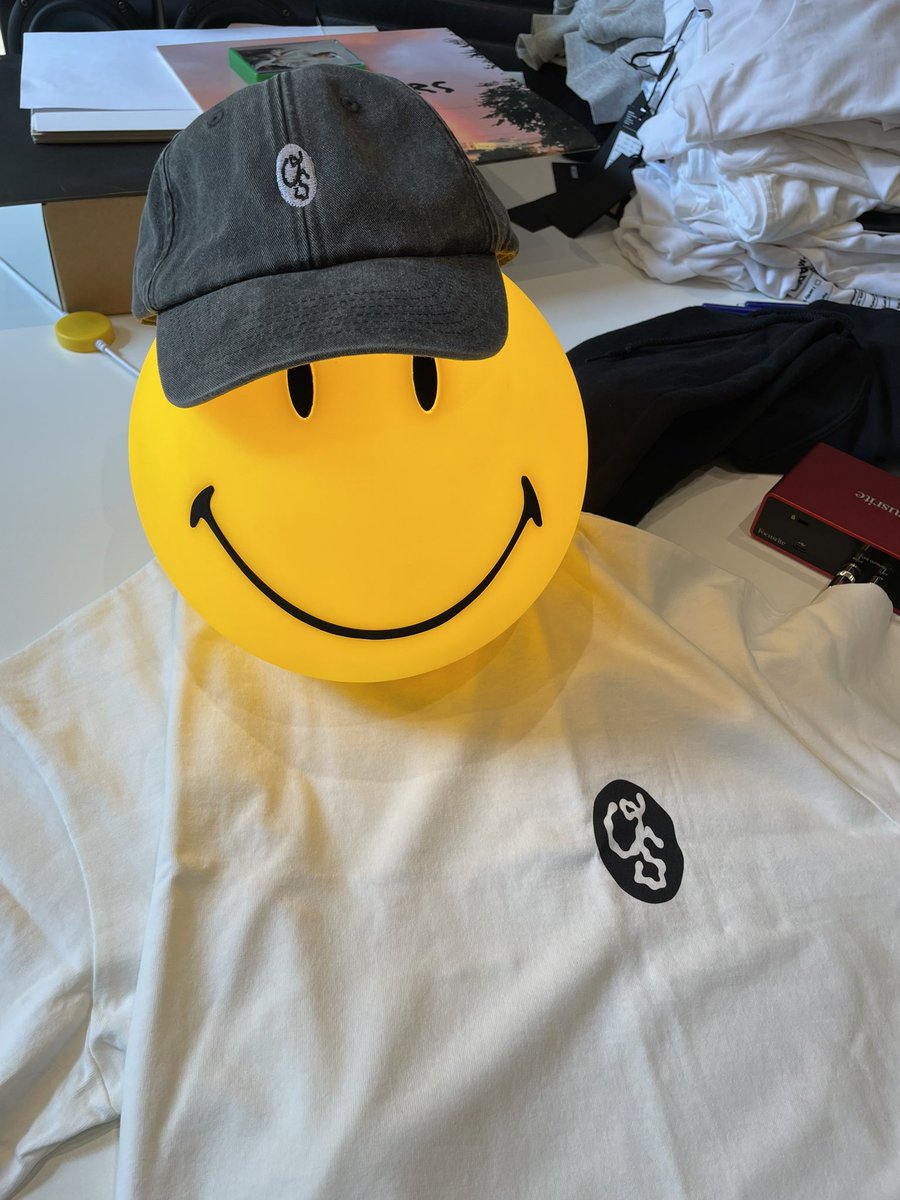 👀 merch på g vem vill bli kittttttad