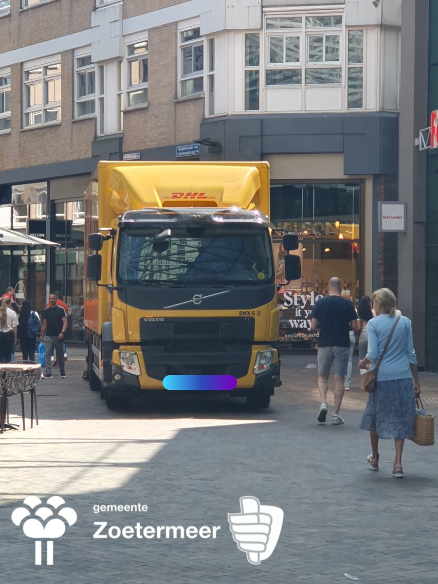 En hierna doorgereden naar de van Leeuwenpassage. 
Terwijl hij door het Stadshart reed heeft hij verschillende zaken kapotgereden. 

Toen wij ter plaatse waren zei de vrachtwagenchauffeur dat hij hier mocht rijden. [2/3]

#handhaving #Zoetermeer #bekeuring