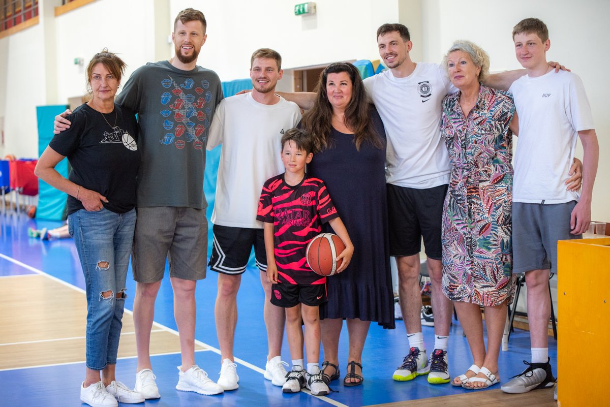 Cesis_lv's tweet photo. Ar brāļu Kurucu dalību, Cēsīs aizritējusi Basketbola diena! 😎
🏀 Cēsu Sporta kompleksā 28.jūnijā kuplā skaitā pulcējās novada jaunā basketbola paaudze, lai attīstītu basketbola prasmes un sacenstos mini-turnīrā.
https://t.co/BkGMqxVb1c https://t.co/hLoVDjPjK7