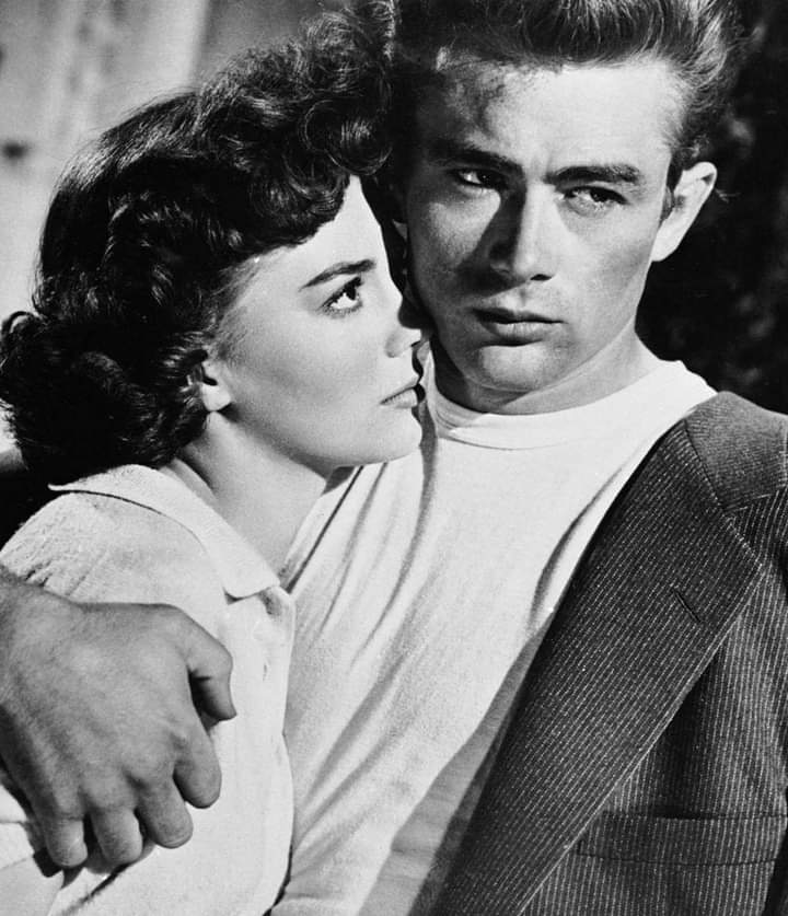 #NatalieWood and #JamesDean in a scene still from Nicholas Ray's 1955 film #RebelWithoutACause ❤️‍🔥