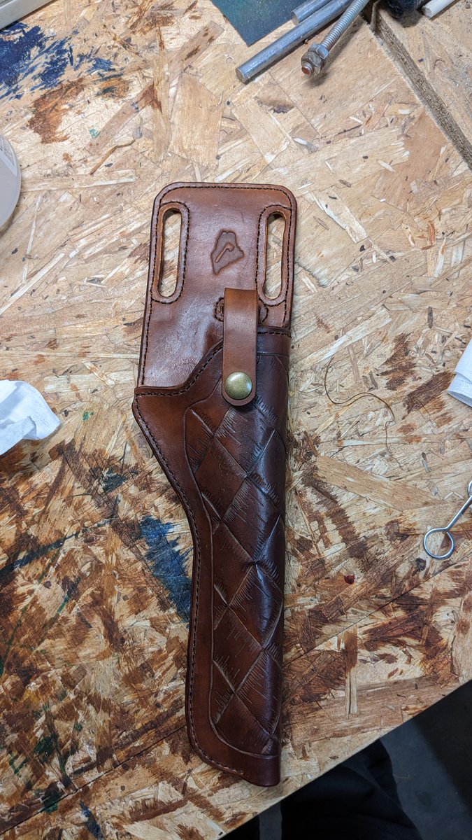 This custom revolver holster came out so nice! Reach out to have us make you one! 

#leatherholster #mainemade #handmade #gunholster