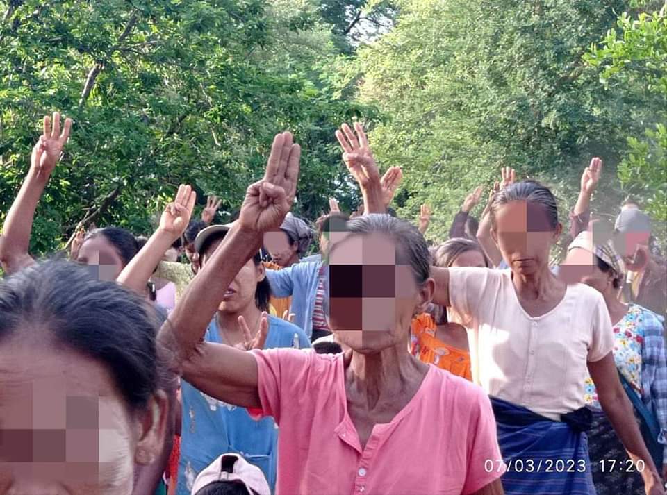 NantEiThandar's tweet photo. BEGSC-Myaing &amp; locals carried out anti-military dictatorship protest on July3 at Magway Region. Protesters held the banner that read "Continue fight in the spirit of July 7" at the protest march. #HelpMyanmarIDPs #2023Jul4Coup #WhatsHappeningInMyanmar https://t.co/gd7JUkYyjZ