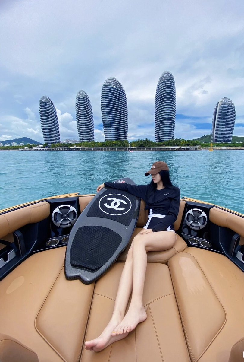 Suntygal's tweet photo. 海風を顔に当て、海水を全身に浴びる
波の激情を感じろ！荒海の上で、😊

#サーフィンをする
 #波乗り女子
 #波乗りタフ 
 #海
 #海の生活 https://t.co/jiLcK0CBRE