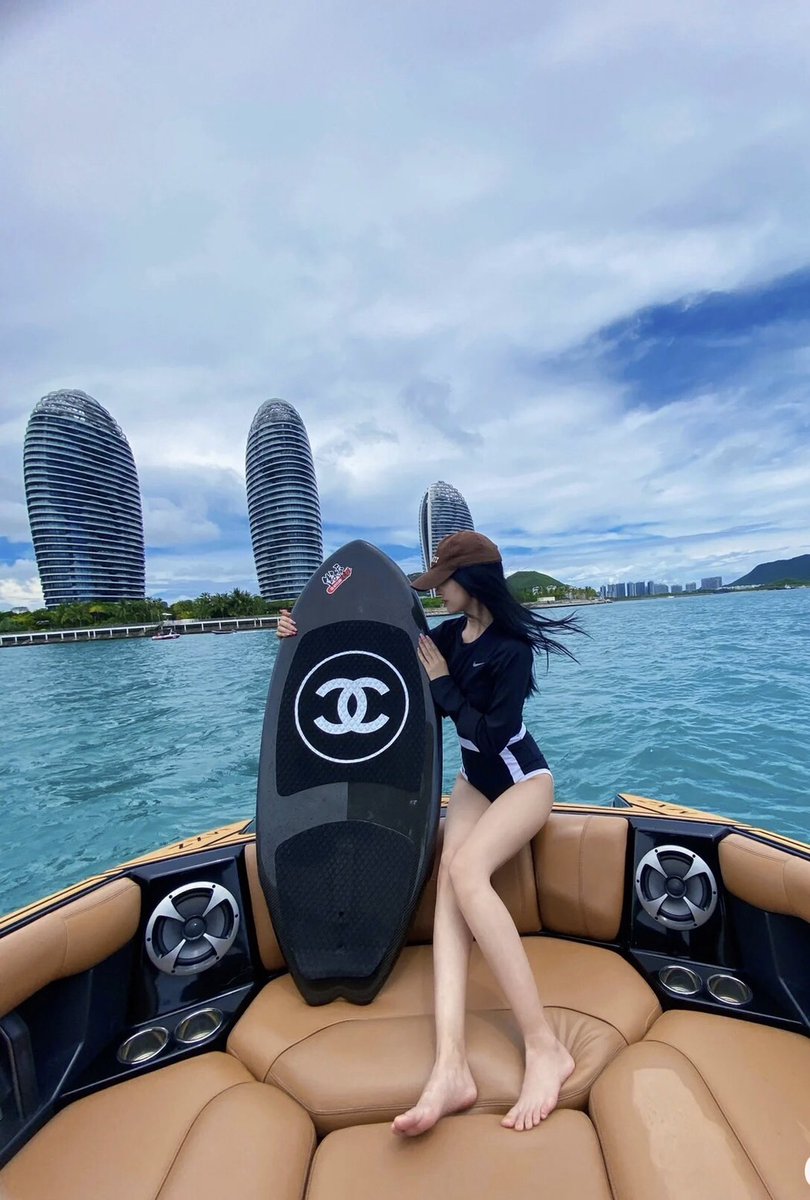 Suntygal's tweet photo. 海風を顔に当て、海水を全身に浴びる
波の激情を感じろ！荒海の上で、😊

#サーフィンをする
 #波乗り女子
 #波乗りタフ 
 #海
 #海の生活 https://t.co/jiLcK0CBRE