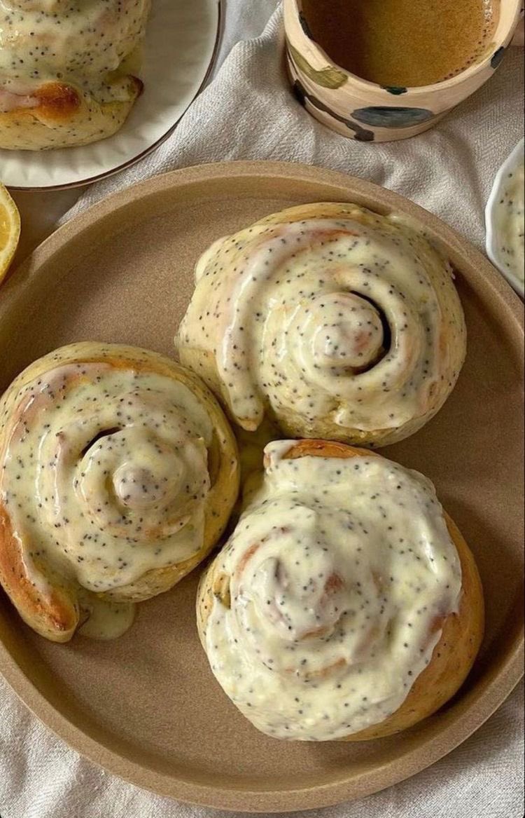 fromkyahseyes's tweet photo. Poppy seed cinnamon rolls. https://t.co/RrCWQiD9H7