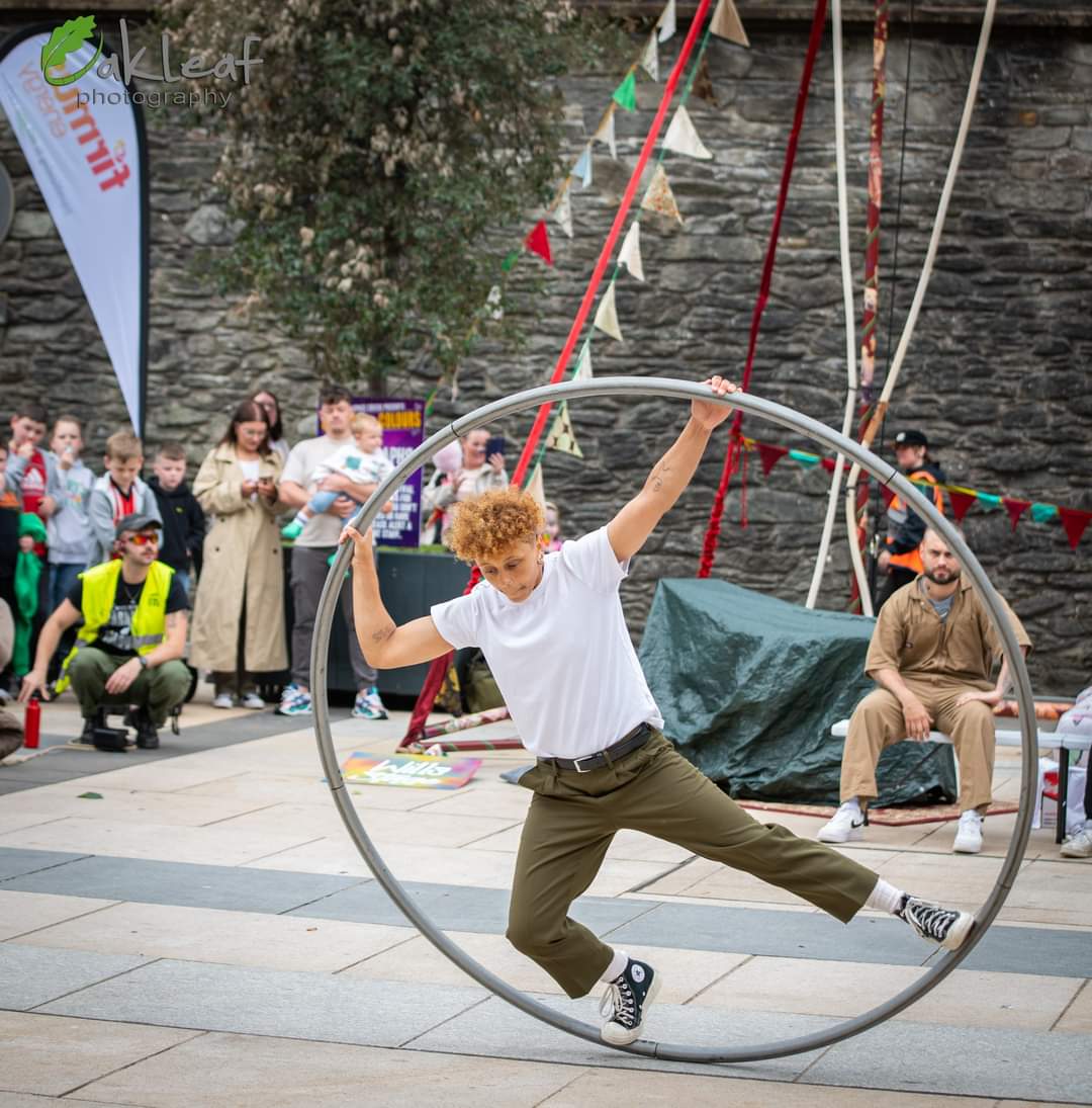 jct_c's tweet photo. Cracking weekend  @ColoursCarnival brilliant to see #derry city center full of street performers.  Well done @IYSCircus for turning the town into a big top for the weekend. #circus #StreetArt #Ireland https://t.co/bAFmCFIbCO