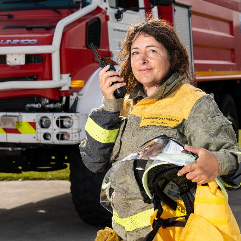 ComissioEuropea's tweet photo. 🗓️ Amb l'arribada de juliol, celebrem els #heroiseuropeus que protegeixen els boscos dels incendis. 

🚁🚒 Bomberes com la Paula de Poy i la Susana Gómez han demostrat aquest estiu passat el seu compromís en l'extinció del foc a Galícia. 

💪 Salvem els boscos, protegim el futur.