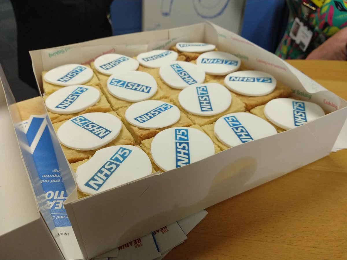 GEHSWFTLibrary's tweet image. 🍰🎈What's better than a visit from the Managing Director? A visit from the Managing Director with shortbread! It was great to show @AdamBCarson around the library @nhsswft this afternoon and celebrate #NHS75!