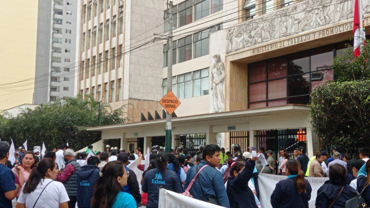 hscyet6's tweet photo. Sr. Ministro @FernandoVarelaB @MTPE_Peru cumpla con la  Reglamentación de la Ley 31703. JUSTICIA SOCIAL PARA LOS HEROES DE LA SALUD @presidenciaperu @pcmperu @AlbertoOtarolaP @EsSaludPeru  @chabelitacongre @sigridbazan @alex_paredes_g @JulonEdhit @sinassc728 #CasA728EnEssalud https://t.co/OLoELOVRvE