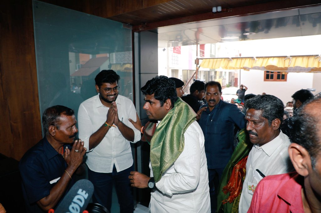 Sukanthvishnu's tweet photo. நேற்று (2-07-2023) தினத்தன்று மதுரையில் புதிதாக ஆரம்பிக்கப்பட்ட @ClariscoSol நிறுவனத்திற்கு வருகை புரிந்த போது @annamalai_k அண்ணன் அவர்களை சந்தித்தபோது. 
@RVishnu_BJP @AKNPerumal @BJP4MaduraiWest @R_Sasikumar_  @EnMannEnMakkal https://t.co/fraQDQ94cN