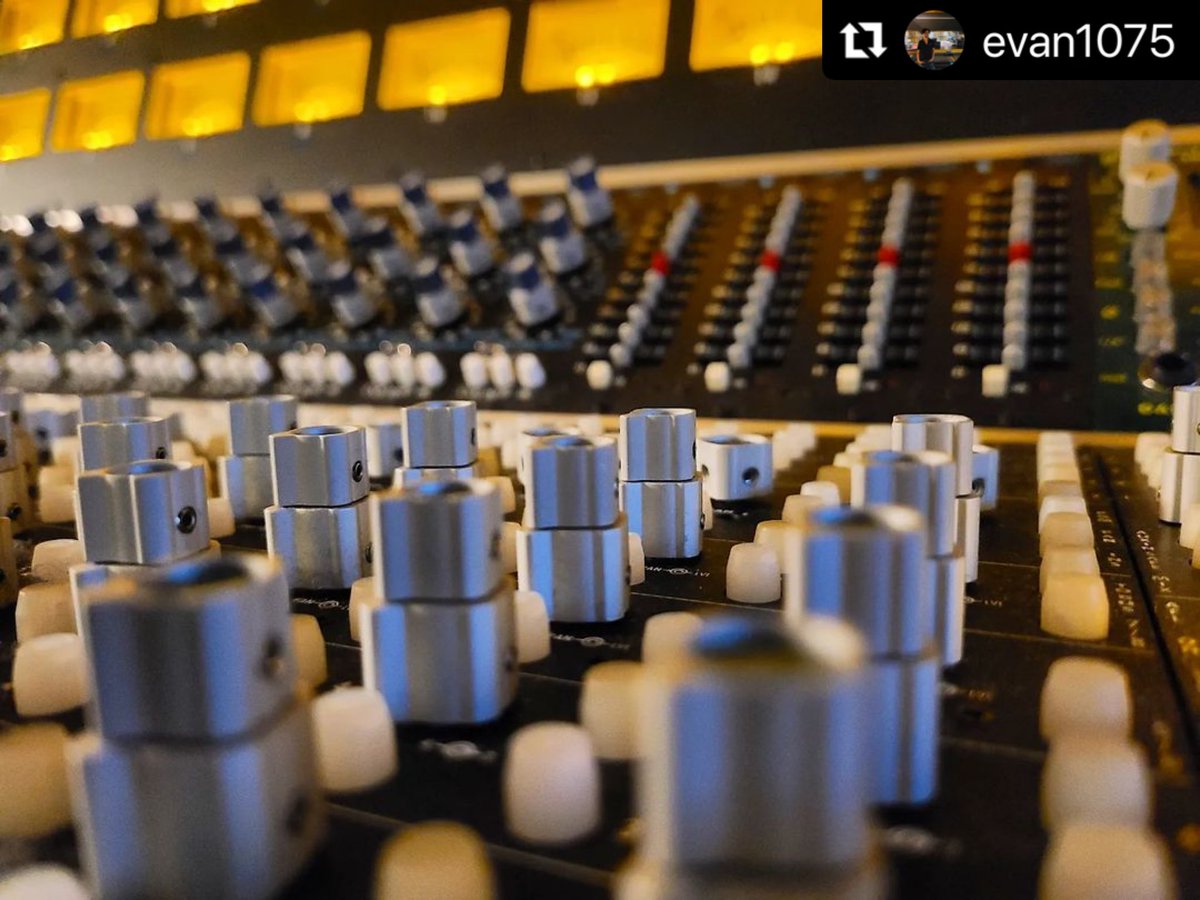 ThisIsAPIaudio's tweet image. &quot;I love what an analog console does for the sound of a recording. If you have songs, let&apos;s work!”
Evan Kornblum 

📸 1608 Console at @StagesMusicArts 

#apiaudio #api1608console #apiconsole #recording #recordingconsole #recordingstudio&quot;