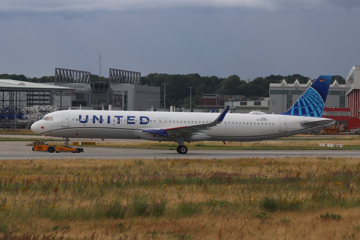 Tobias_Gudat's tweet photo. First #A321neo for @united N44501 Msn11500
 @Airbus @Hamburg i´m missing the mask
fresh from the paint shop https://t.co/sfuKHyCljC