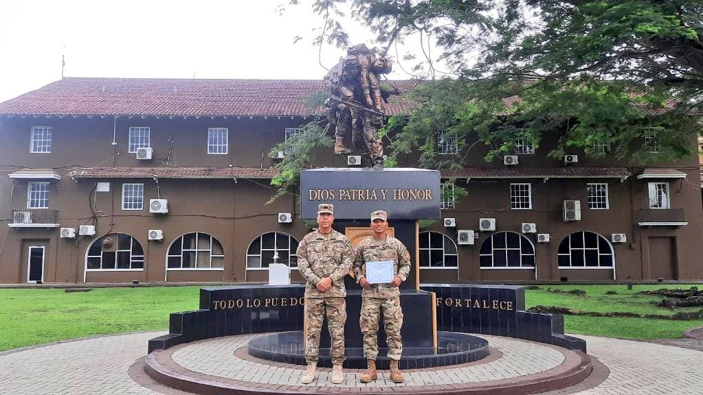 aeronavalpanama's tweet photo. #AfianzandoConocimientos 📚| Con gran orgullo recibimos al Teniente Joel León, quien culminó satisfactoriamente el "Curso Especializado para Instructores", desarrollado en la Academia Interamericana de las Fuerzas Aéreas #IAAFA, en Texas/Estados Unidos 🇺🇲.
¡Felicidades 👏🏻! https://t.co/YsUof7k7yD