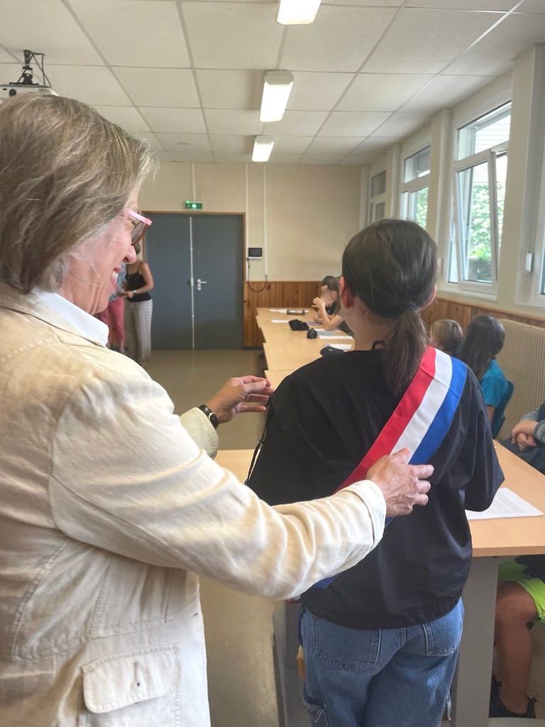 SabineThillaye's tweet photo. Échanges avec les délégués du collège de Bergson de Saint-Cyr-sur-Loire, qui ont travaillé sur une PPL pour la gratuité des produits hygiéniques 👏. Les jeunes  nous apportent leur enthousiasme et leurs espoirs. À nous, élus, d'y répondre : de leur donner envie de politique ! https://t.co/PiCMpFXgrX