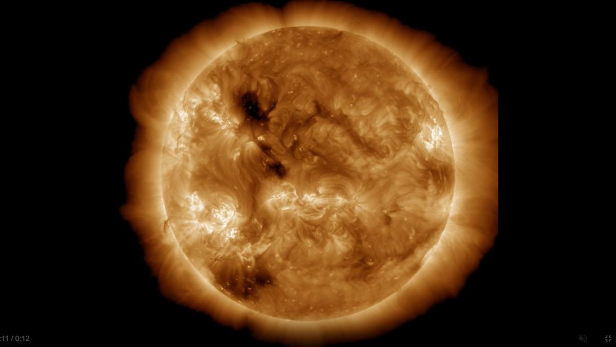 SPACEdotcom's tweet photo. Sun breaks out with record number of sunspots, sparking solar storm concerns https://t.co/gMFugeFp98 https://t.co/d4AeyoAiL7