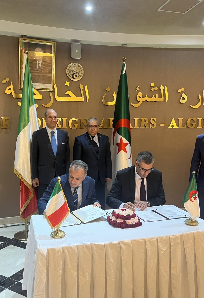 ItalyinAlgeria's tweet photo. Ad Algeri @agenzia_nova e l’omologa algerina @APS_algerie firmano un accordo di collaborazione 🗞️, alla presenza dei Segretari generali dei Ministeri degli Esteri 🇮🇹🇩🇿 Amb. Guariglia e Amb. Magramane https://t.co/8RjY0ueeUb