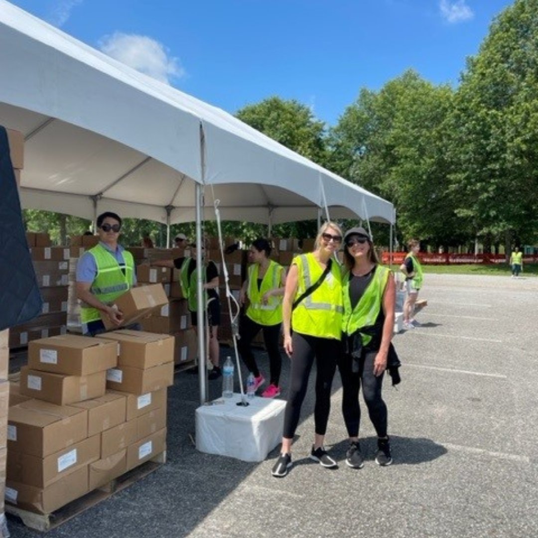 BHStaffingGroup's tweet image. Our Virginia Beach Team spent a day volunteering for the Foodbank of Southeastern Virginia and the Eastern Shore at the VBX Beach Drive Through Food Bank!

#EmployingTheFuture #ExpertsAtWork #GoHire