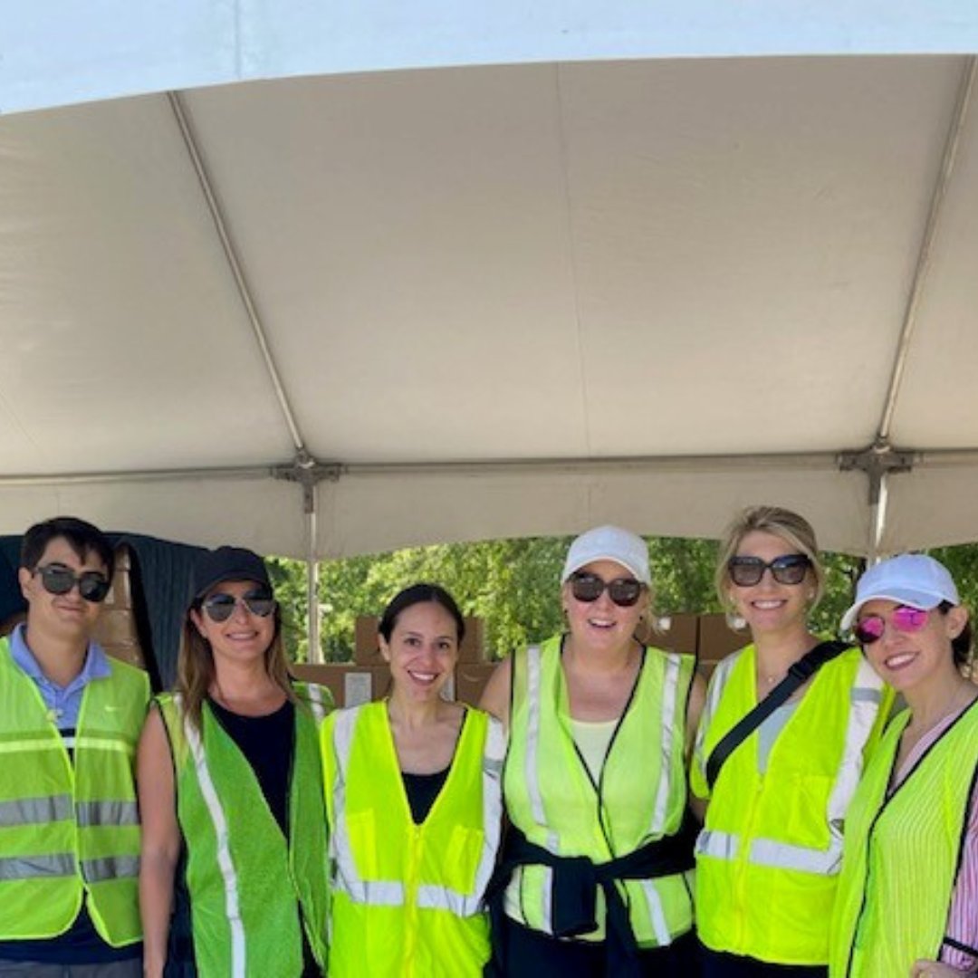 BHStaffingGroup's tweet image. Our Virginia Beach Team spent a day volunteering for the Foodbank of Southeastern Virginia and the Eastern Shore at the VBX Beach Drive Through Food Bank!

#EmployingTheFuture #ExpertsAtWork #GoHire