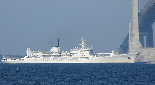 marineschepen's tweet photo. Russisch spionageschip Admiral Vladimirsky al bijna week in Nederlandse Exclusieve Economische Zone Noordzee. Fregat https://t.co/e4knEnWYmU. De Ruyter patrouilleert nabij Russisch schip. Kustwachtschip Guardian ook ter plaatse. Meer:   https://t.co/DQnxQQXlV7 https://t.co/UKsOgFGuIe