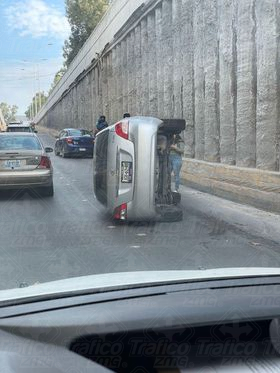 Trafico_ZMG's tweet photo. Auto volcado en el paso a desnivel en Periférico Poniente y Mariano Otero, en sentido hacia López Mateos 

#ReporteZMG #Precaución https://t.co/EijE1tBXig