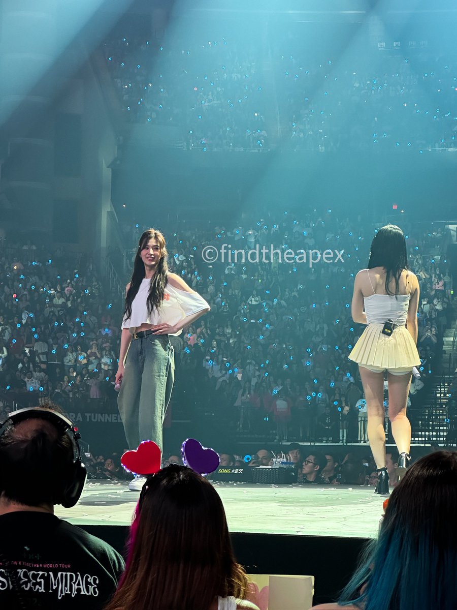 findtheapex's tweet photo. Sana #twice #READYTOBE #READYTOBE_IN_HOUSTON #READYTOBE_IN_HOUSTON_D1 #twice5thworldtour #sana https://t.co/VcTDp5hFer