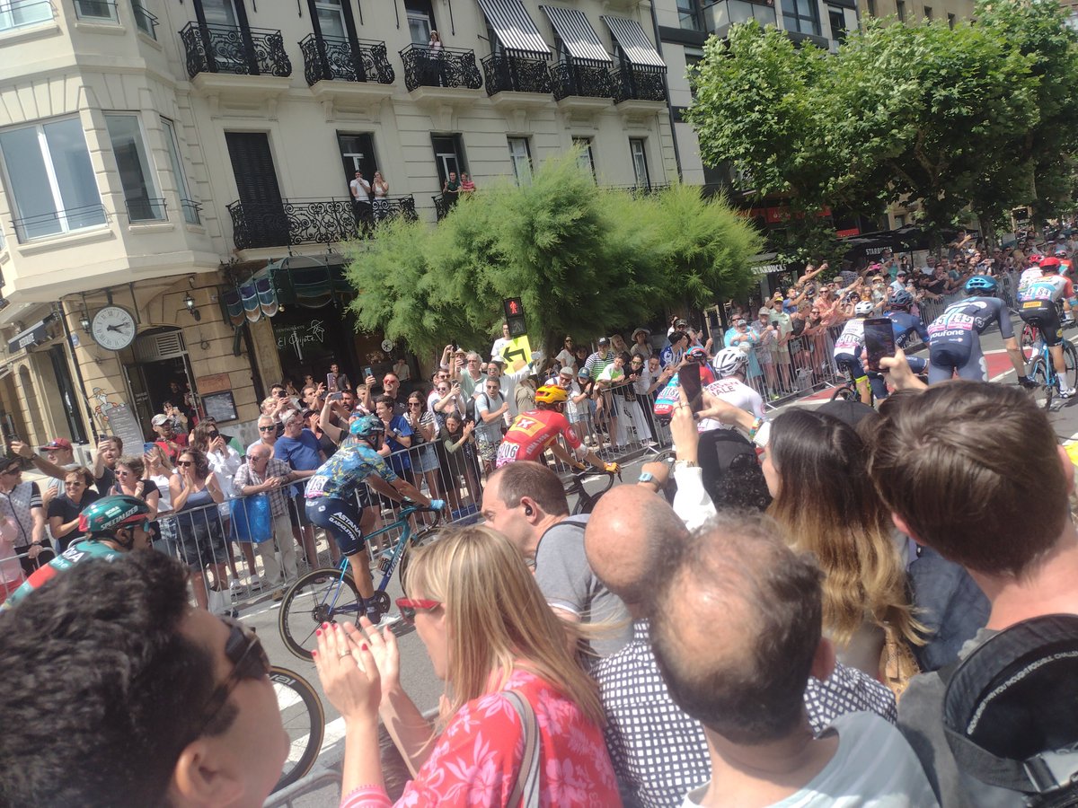 For you cycling fans (@strijkers, <a href="/x_alario/">Xavier Alario</a>, <a href="/worldofmills/">Adam Mills</a> et al.)... The Tour de France passing through San Sebastian!!