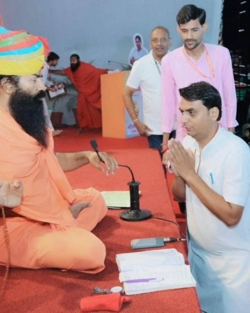 हमारे अंदर गुरु का ज्ञान,गुरु का व्यवहार,गुरु का आचरण ,गुरु की शिक्षा घटित हो जाये ऐशी परम पिता परमेश्वर से कामना करते हुए आप सभी को गुरुपूर्णिमा की बहुत बहुत शुभकामनाएं।

जीवन के जिस काल खंड में  जिन गुरुओ ने मुझे अंतर्द्वंद्व से निकाला उन सभी को मेरा नमन