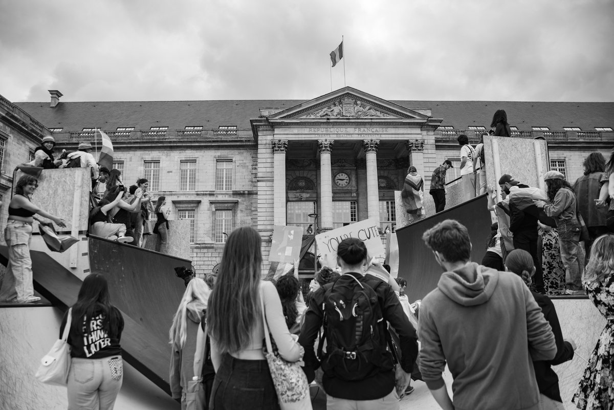 La #MarcheDesFiertes <a href="/Rouen/">Ville de Rouen</a> 
version #blackandwhitephotography 
#Pride2023 <a href="/fiertescolorees/">Fiertés Colorées</a> #noiretblanc #photo #streetphotography <a href="/wipplay/">Wipplay</a>