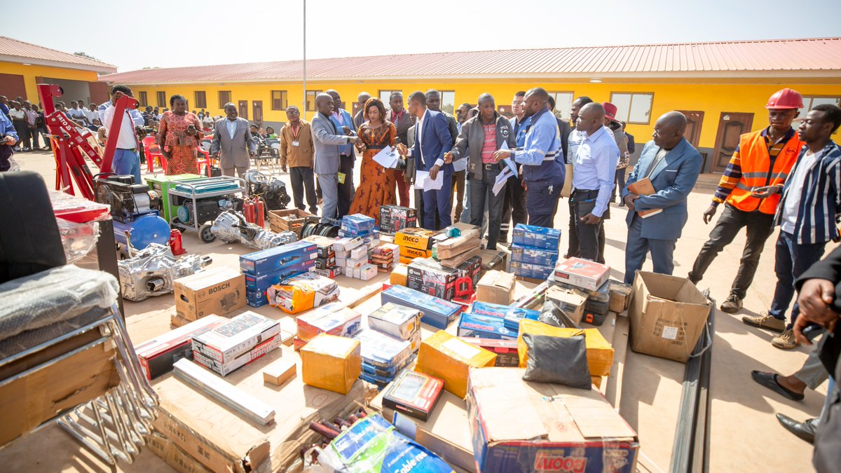 SICOMINES's tweet photo. #RDC|#Kolwezi : La Sicomines S.A. livre le premier lot d’équipements pour les ateliers de l’Institut Technique Industriel de #Kapata (postes à souder, meuleuses, disqueuses, foreuses, compresseur d’air, groupes électrogènes, contracteurs, coffrets d’outillages électriques, etc.), dans le cadre du projet de fourniture des équipements et installations à l’école, tel que prévu dans son cahier des charges. La société a également offert aux élèves exceptionnels de l'année scolaire 2022-2023 des kits scolaires (cartables, trousses, stylos, cahiers et crayons).