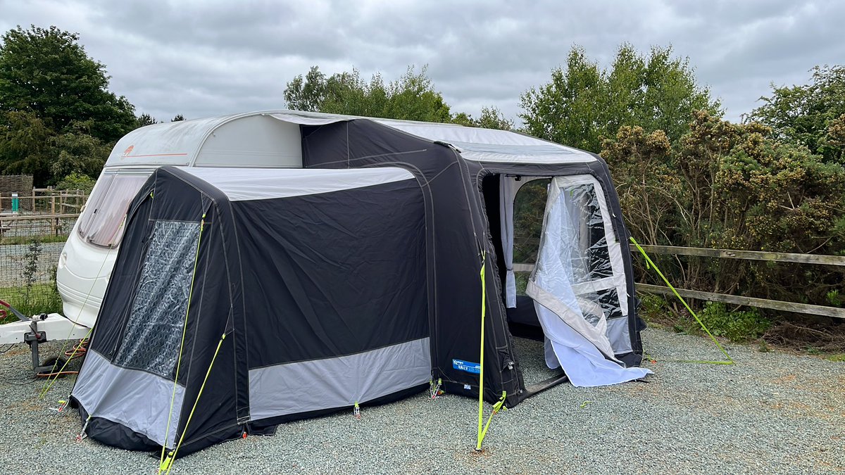 6ftplusinheels's tweet photo. @MattTakeTwo My van is 25 years old and I love it. Total independent, cheap holidays for me and the kids. I did splurge on the air awning though https://t.co/ERSS9LaM5l