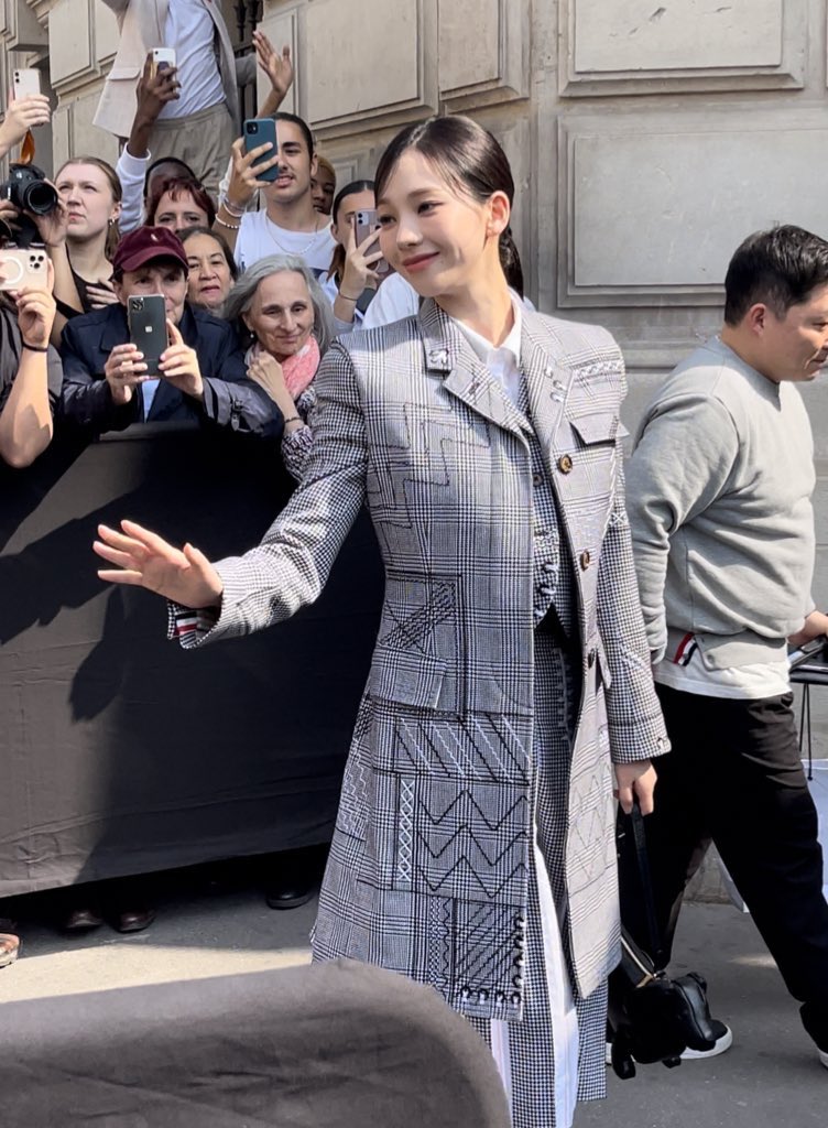 karinaspics's tweet photo. Karina at the Thom Browne Haute Couture Fashion Show in Paris ! https://t.co/qibSLN8X51
