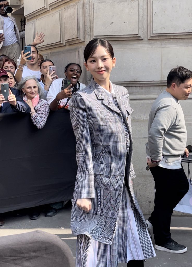 karinaspics's tweet photo. Karina at the Thom Browne Haute Couture Fashion Show in Paris ! https://t.co/qibSLN8X51
