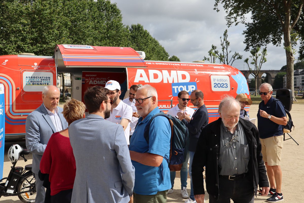 #MERCI aux @jeunesadmd pour leur présence ce matin à @Laval_la_Ville #AdmdTour2023 Cette jeunesse porteuse d'espoir! #MERCI aux militants de @admd_53 pour leur fidélité. #MERCI @ValerieHayer et @VDA53000 pour votre soutien! @ADMDFRANCE #MERCI @BlanchardFabien de ta visite!