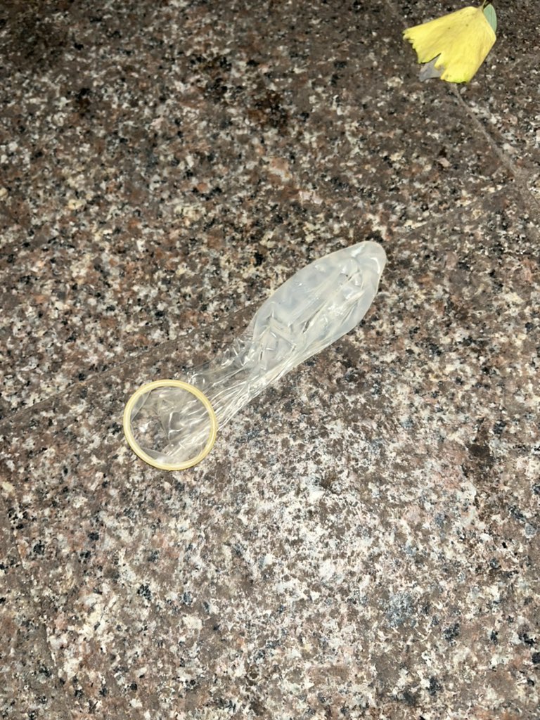 夏夜的公园，真是学生野战的圣地。来的晚了，逛了一圈，看到三处残留在地上的精液。但也很幸运，看到一个直男学生弟弟在亭子里操女朋友，等他们结束后，看到他扔下的套子，好刺激。新鲜出炉的直男大学生的精液。