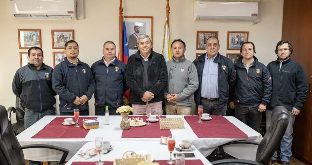 Requinoa2014's tweet photo. ALCALDE ENTREGA SU SALUDO A BOMBEROS DE LA COMUNA 

Este lunes, Waldo Valdivia Montecinos, se reunió con representantes de las Compañías de Requínoa Centro, El Abra y Los Lirios, para compartir un desayuno, dialogar y continuar trabajando en conjunto. https://t.co/QIYp01jkkz