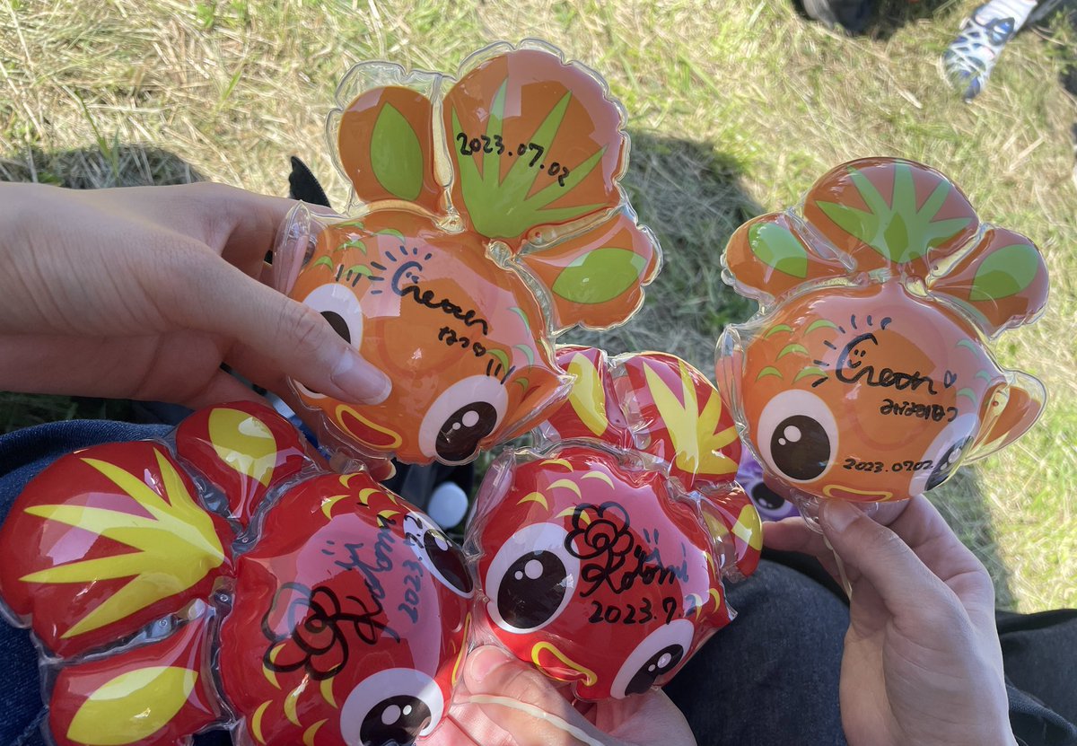 Ktmcha_27's tweet photo. 楽しかったなあー余韻がすごいなあーーーーーーーーーーーてきのん、なったん団扇を即興で作ってライブで振ってて面白すぎた！ギャグ線高すぎてすき🫰笑

#きゃんちゅーと初めての夏 
#きゃんちゅー https://t.co/Tg28fgWVDs
