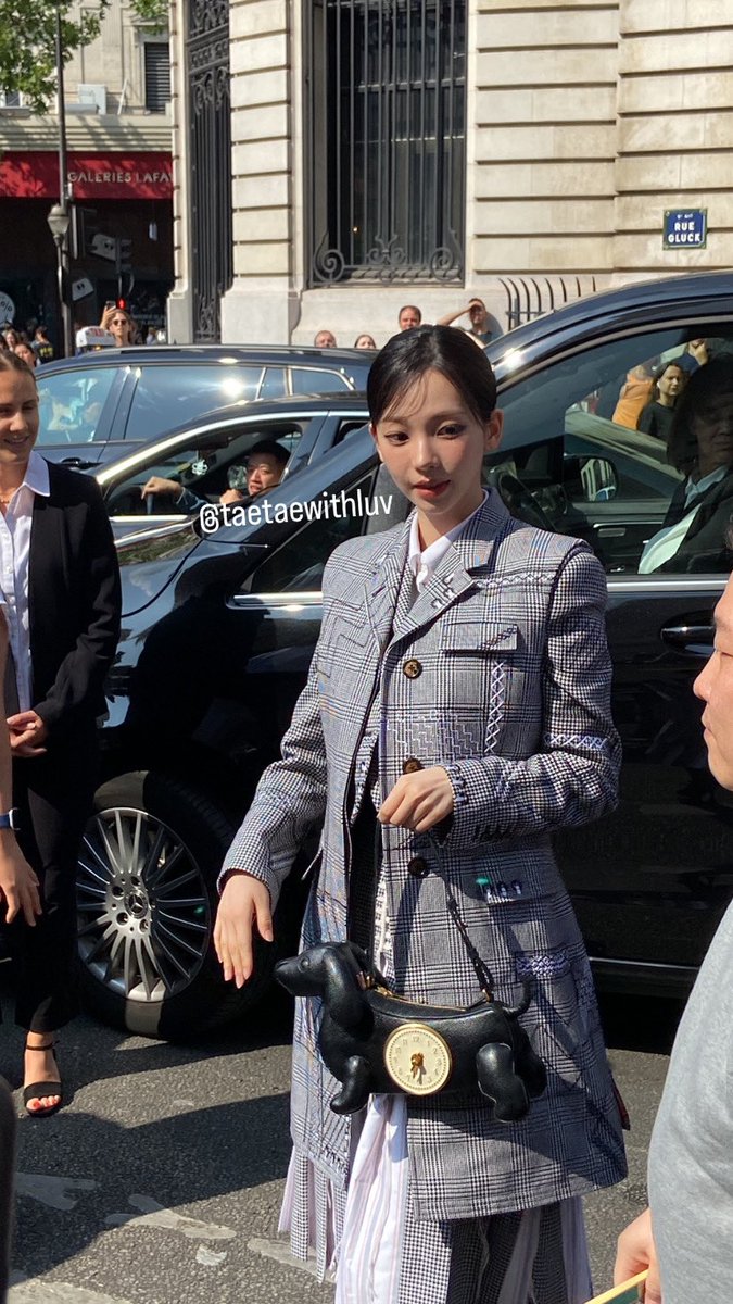 taetaewithluv's tweet photo. Karina from aespa for Thom Browne 
Paris, France 

#aespa #kpop #karina #thombrowne #ParisFashionWeek https://t.co/i86765sEt8