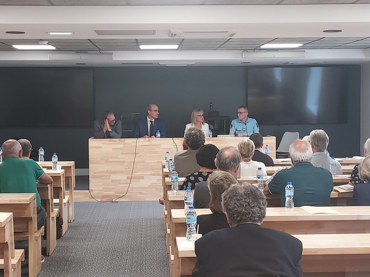 2/3 Invitation des élus au TJ de Poitiers pour un temps d'échange :

▶️ Information sur la politique pénale en matière d'atteintes aux élus 

▶️ Diffusion d'outils à la disposition des élus 

▶️ Accompagnement des élus dans les procédures les concernant 🗂