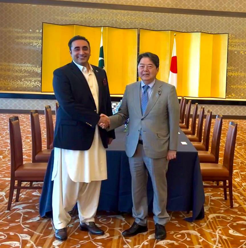 BBhuttoZardari's tweet photo. Delighted to meet my Japanese counterpart Yoshimasa Hayashi @hayashi09615064. Had a productive discussion on wide raging matters &amp; agreed to deepen coop in trade, investment, IT, tourism, agri. &amp; export of skilled workforce. #PakFMinJapan https://t.co/8mIHIY8sS4