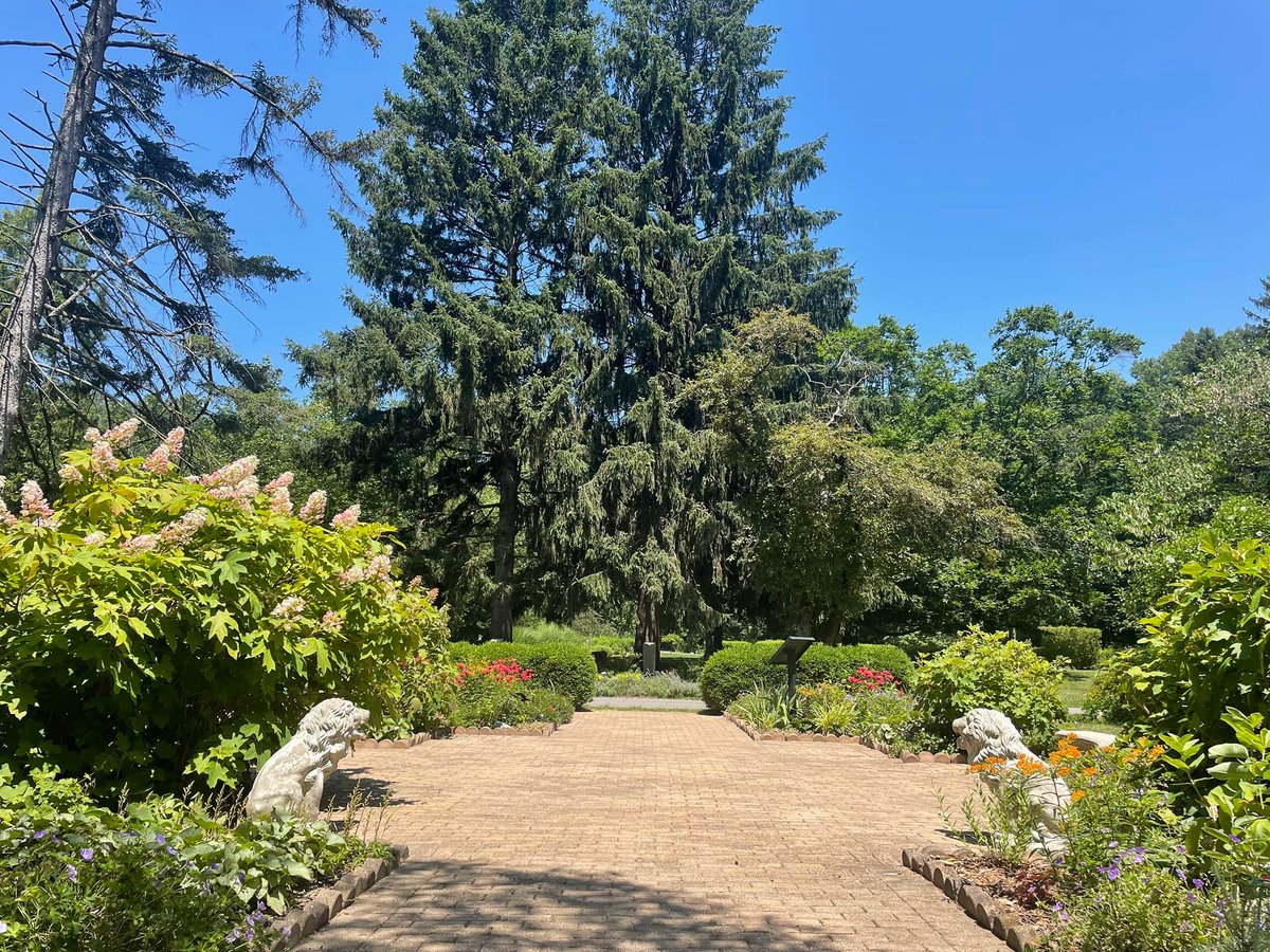 It’s a beautiful day in The Gardens! We are open to the public today until 5 p.m. Central ☀️