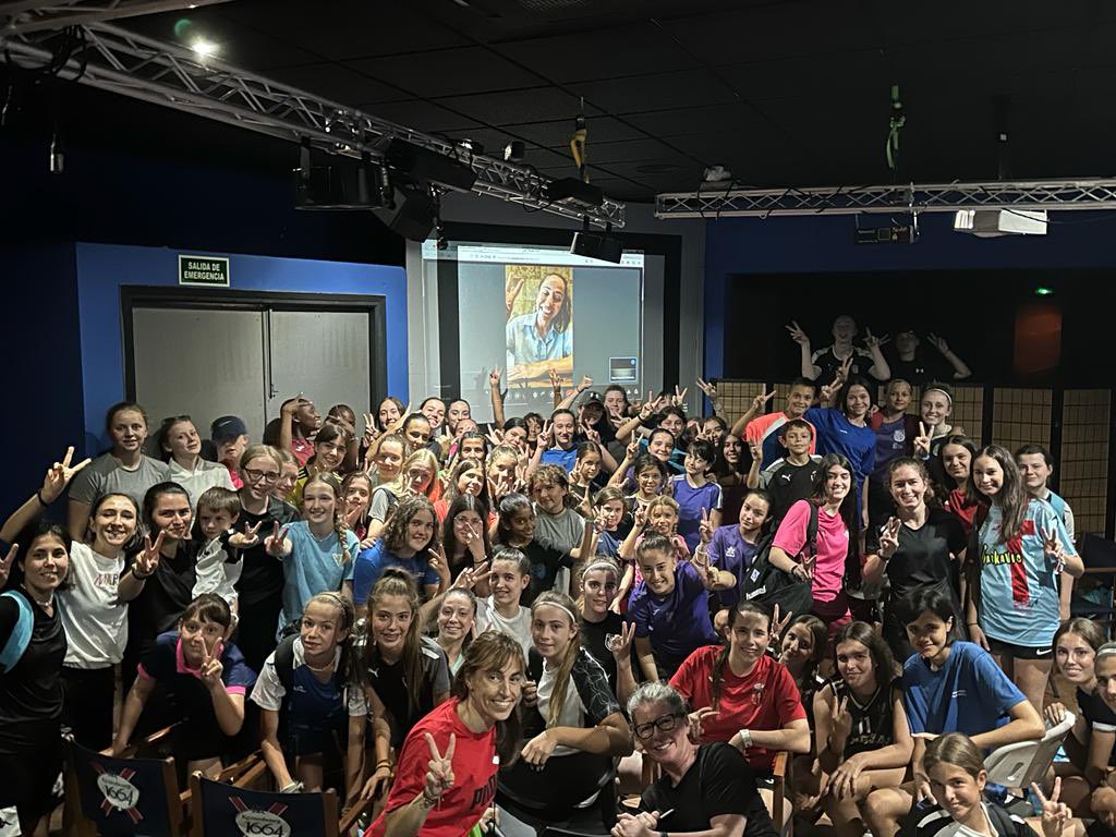 PCanalis's tweet photo. Le llamaremos FELICIDAD @losada_vicky  ❤️

Gracias por tanto, ver a las 70 niñas hablar contigo no está pagado 🤩

#IICampusVickyLosada💫 https://t.co/KOhVvbxucF