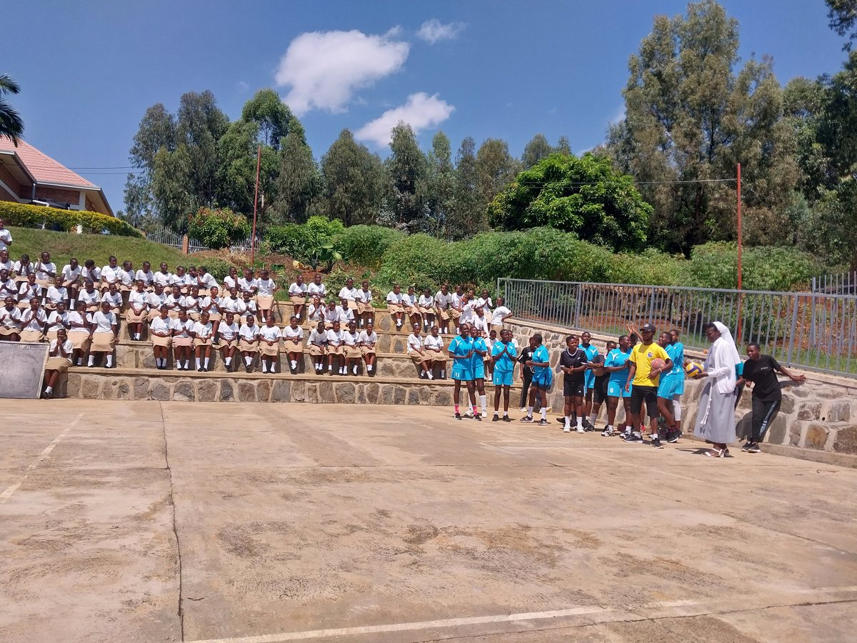 AMIGOJODE's tweet photo. Attending #GarukaUshime muri GS Sainte Famille #Mataba, aho abahize #Inyange baje gushima. Umuco wo gushima ni mwiza.
#JulyForThanksgiving
#Liberation2023
#VisitNyamasheke https://t.co/JKyZQcF0DL