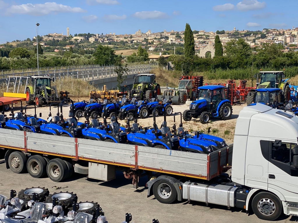 Fiaccadorimport's tweet photo. 🤩 Nuovo carico in partenza ... ci mancheranno, ma sappiamo che stanno andando a fare il loro lavoro e a rendere felici altri!  
Buon viaggio! 👋

.
.
.

#BestInClass #Agriculture #Tractors #Trattore #Trattorino #Agricoltura https://t.co/kbir9qVrFh