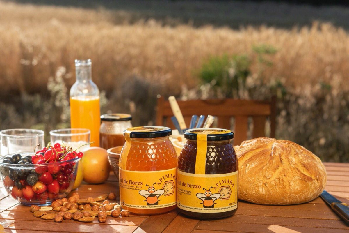 BurgosAlimenta's tweet photo. ¿Sabías que debido a sus componentes, la miel no solo endulza sino que también, al mezclarse con otros alimentos, puede potenciar tanto el sabor como las propiedades benéficas del mismo? Hoy disfrutamos de la miel en Arconada de Bureba, #Apimara 🐝🍯
🛒 https://t.co/NUuX7AchBm https://t.co/0f3tMhIvAT