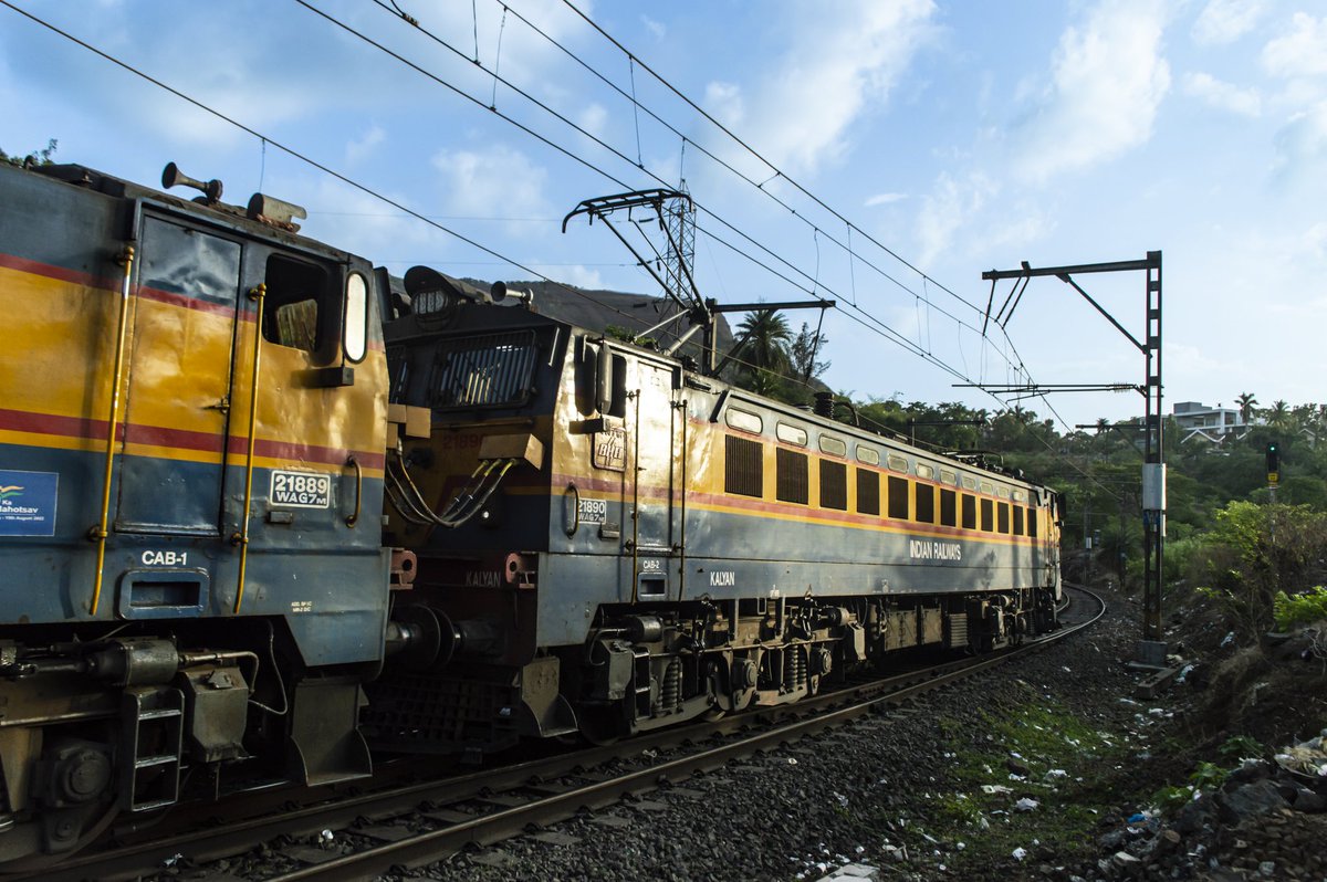 Pranit_Roxx's tweet photo. On a fine evening, a pair of ex #WCAM3 now #WAG7m bankers departs #Khandala. #BhorGhat #IndianRailways https://t.co/MfDWbjD5YA