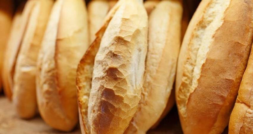 urfaflashaber's tweet photo. İzmir'de ekmeğe zam geldi. 200 gram ekmek, yarın itibarıyla kent genelinde 7 TL’ye satılacak. #izmir #Zam #ekmek https://t.co/vGy0ABxlCL