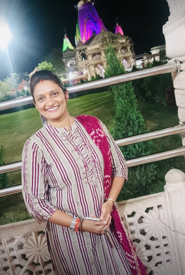 मुस्कराहट होठों का वो खुबसूरत घुमाव है,
जो कई टेढ़ी बातों को सीधा कर देती है !!

मुस्कुराते रहिए❤️