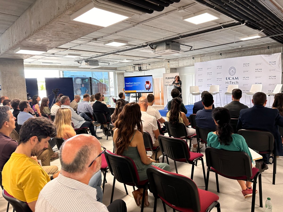 Socialniuscom's tweet photo. ¡La #innovación abierta en #FoodTech vuelve a ser protagonista en @UCAM !🥳
El pasado jueves📆, nuestro @ChemaNieto fue el maestro de ceremonias de Foodtech #OpenINN, el evento de @HitechUCAM y @PlugandPlayES con grandes protagonistas del #ecosistema innovador📈 https://t.co/7JGhxo9wQf